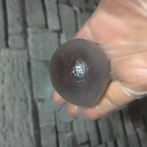 包入豆沙馅，一个豆沙馅为20克，（要像挤肉丸子一样，从手窟窿里挤出来。）