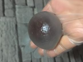 包入豆沙馅，一个豆沙馅为20克，（要像挤肉丸子一样，从手窟窿里挤出来。）