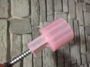 准备好月饼模具，印花片上抹一点点的食用油，防止沾连。