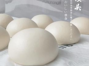 超级松软好吃的馒头出锅了，吃这种馒头我可以不用就菜，一个馒头很快进肚，而且刚蒸出的馒头感觉怎么吃都吃不饱