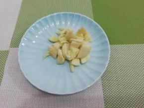 用刀先拍一下 ，然后再切成粒