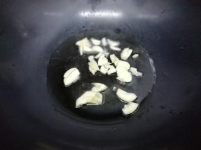 炒锅里加入适量的油 ，烧热后放入蒜粒 炒出香