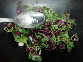 在加入盐翻炒均匀即可