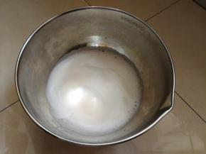 蛋白里面放入几滴白醋，中低速打发到鱼眼泡状态，放入第一次的细砂糖中低速打发。