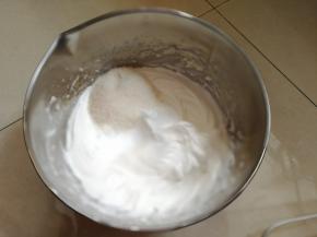 打到小弯钩状态时加入第二次的细砂糖继续高速打发。