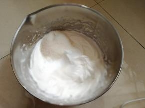 打到小弯钩状态时加入第二次的细砂糖继续高速打发。