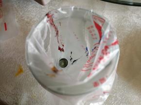 裱花嘴放入裱花袋里面，用牙签取适量的色素涂抹到裱花袋四周。