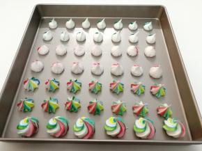 挤到烤盘里面，可以用自己喜欢的裱花嘴挤喜欢的花型。