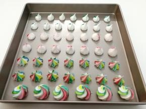 挤到烤盘里面，可以用自己喜欢的裱花嘴挤喜欢的花型。