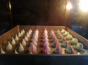 烤箱100度烤100分钟左右，低温烘烤不会开裂，不会粘手。