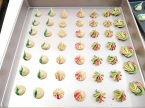 出炉以后晾凉，用盒子装起来，放冰箱冷藏即可。可以放在蛋糕上面做装饰，也可以空口吃，入口即化的感觉，不会很甜腻。