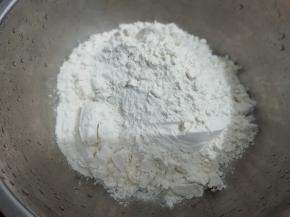 把面粉放入盆中 慢慢加入水