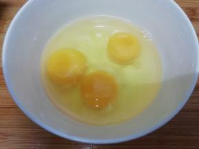 鸡蛋打入碗中 
