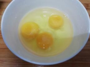 鸡蛋打入碗中 