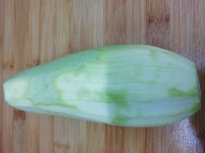 西葫芦洗干净 去皮