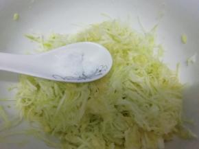 用擦菜。板擦成丝，再加入盐 腌一会儿，然后 放入水再捞出来