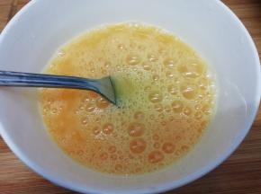 然后将鸡蛋搅拌均匀