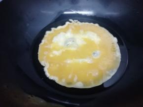 锅里加入油烧热后放入打散的鸡蛋液煎熟