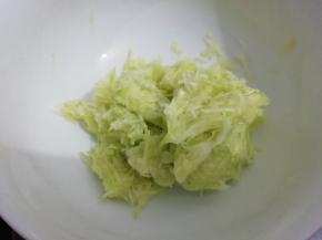 西葫芦丝放入碗中