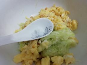 再把鸡蛋加入西葫芦中， 再加入盐