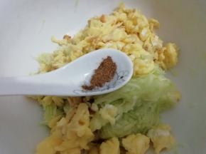 加入五香粉和葱花拌均匀