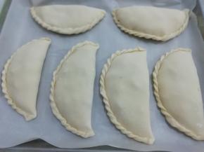 将包好的盒子放入铺 有油纸的烤盘上