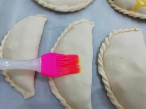 在上面刷上鸡蛋液，放入提前预热好的烤箱中，170度烤30分钟即可