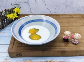 准备个大口器具，将牛奶，鸡蛋，酵母放入器具中。