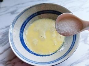 加入细砂糖。(糖的量可以根据个人喜欢来增减)