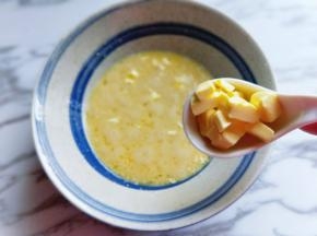 加入室温软化的黄油。