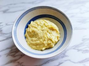 再次用硅胶铲搅拌均匀，面糊比较稠。盖上盖子放室温发酵，约50分钟。(现在天气比较暖和，发酵时间也要根据天气来另定)