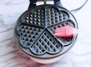 刷上少许食用油。