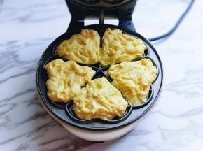 这时面糊也发酵好了，用勺子盛一勺倒在烤盘模具中。