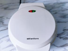 盖上华夫饼机器盖子，轻压一下。待蒸汽消失，香味扑鼻而来，这时即可打开盖子，约3分钟。(小心烫手，戴上隔热手套再将盖子打开)