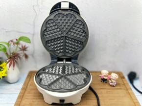 将华夫饼的烤盘清洗干净，装再机器上。(爱心形状，好喜欢)