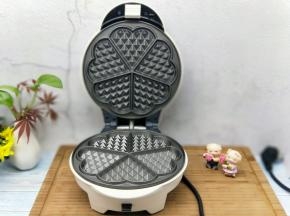 将华夫饼的烤盘清洗干净，装再机器上。(爱心形状，好喜欢)