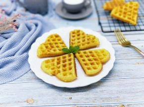 不需要用刀切，取出来轻轻一掰，爱心形状的华夫饼又完成啦！