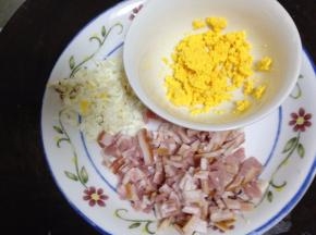 培根切丁，鸡蛋剥出蛋黄压碎，蛋清切碎