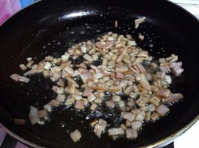 不粘锅加热倒入培根碎烹料酒煸至焦香