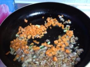 倒入胡萝卜碎炒出香味