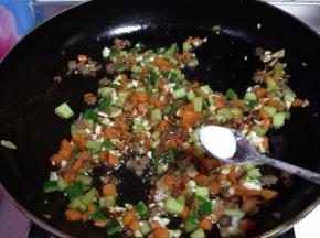 加入1克昆布粉提鲜，盛出备用