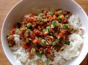 米饭加少许寿司醋和炒好的蔬菜一起拌匀