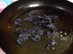 原锅小火放入紫菜烤酥脆