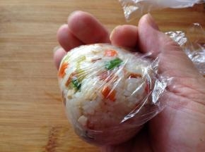 米饭分成6份，用保鲜膜包裹，用手团成饭团（要紧一点）各种形状随心就好