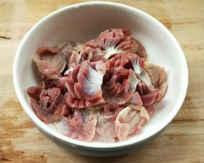 逐一切好装碗。