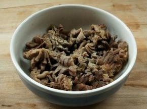 加料酒，生抽，胡椒粉搅拌备用。