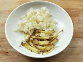 准备姜丝蒜末。