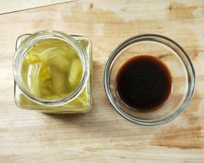 把步骤7的汁倒出来加老抽，胡椒粉，野山椒水混合均匀。