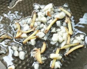 起油锅，放姜丝蒜末。