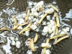 起油锅，放姜丝蒜末。